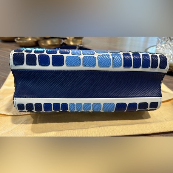 SOLD Louis Vuitton Epi Savane Twist Shoulderg Bag MM Blue - Picture 7 of 10